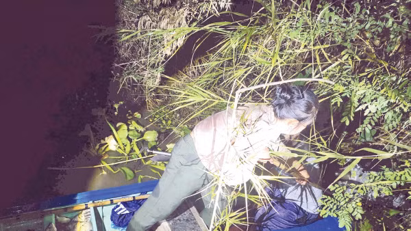 Đối tượng Cao Thị Xương, ngụ phường Mỹ Phước Tây (tỉnh Đồng Tháp) dùng xung điện đánh bắt thủy sản trái phép.