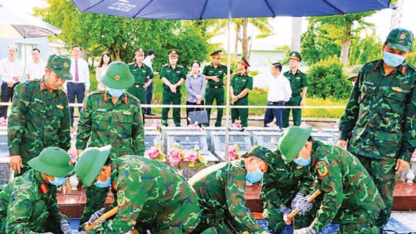 Lực lượng chuyên môn tiến hành lấy mẫu ADN đối với những phần mộ chưa xác định được thông tin tại Nghĩa trang liệt sĩ Châu Thành, xã Phú Hựu, tỉnh Đồng Tháp (Ảnh VIỆT TIẾN)