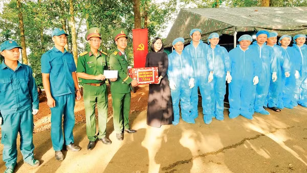 Lãnh đạo thành phố Đồng Nai thăm và động viên các lực lượng lấy mẫu sinh phẩm tại Nghĩa trang Liệt sĩ Bình Phước.