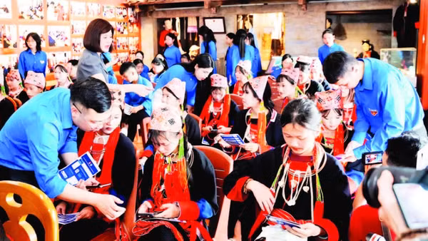 Đoàn viên thanh niên hướng dẫn người dân cài đặt ứng dụng, tiện ích số trên điện thoại thông minh.