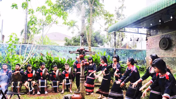 Một buổi biểu diễn văn nghệ kết hợp diễn tấu cồng chiêng của đội chiêng trẻ buôn Tơng Jú, phường Ea Kao.