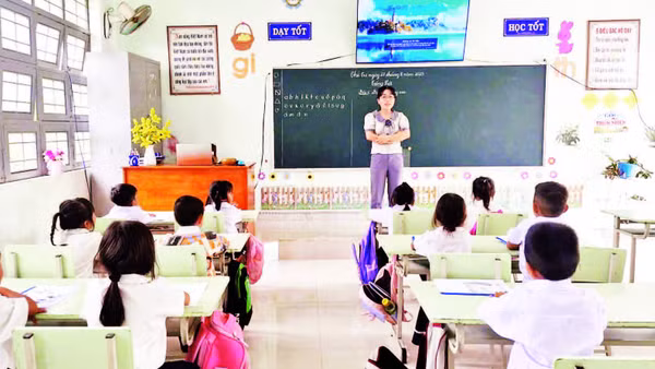 Học sinh lớp 1A, Trường tiểu học và trung học cơ sở Nguyễn Văn Trỗi, xã Ia Mơ, tỉnh Gia Lai trong giờ học môn Tiếng Việt.