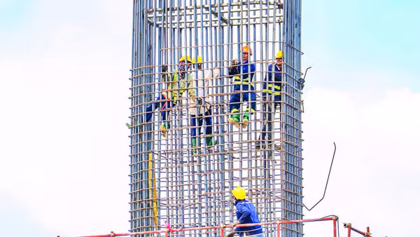 Các kỹ sư, công nhân đang khẩn trương thi công trụ dẫn của dự án cầu Đại Ngãi 1 bắc qua sông Hậu.