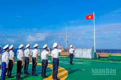 Cán bộ, chiến sĩ Nhà giàn DK1 trang nghiêm thực hiện nghi lễ chào cờ nhân kỷ niệm 81 năm Quốc khánh nước Cộng hòa xã hội chủ nghĩa Việt Nam.