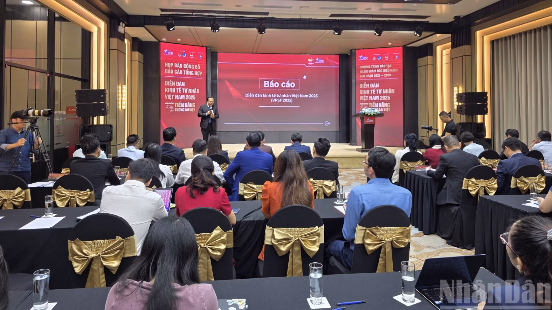 Buổi họp báo công bố Báo cáo tổng hợp Diễn đàn Kinh tế tư nhân Việt Nam 2025.