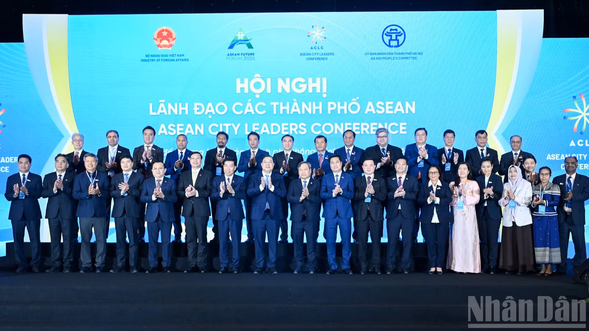 Ủy viên Bộ Chính trị, Phó Thủ tướng Thường trực Chính phủ Phạm Gia Túc chụp ảnh cùng các đại biểu tham dự hội nghị. (Ảnh: DUY LINH)