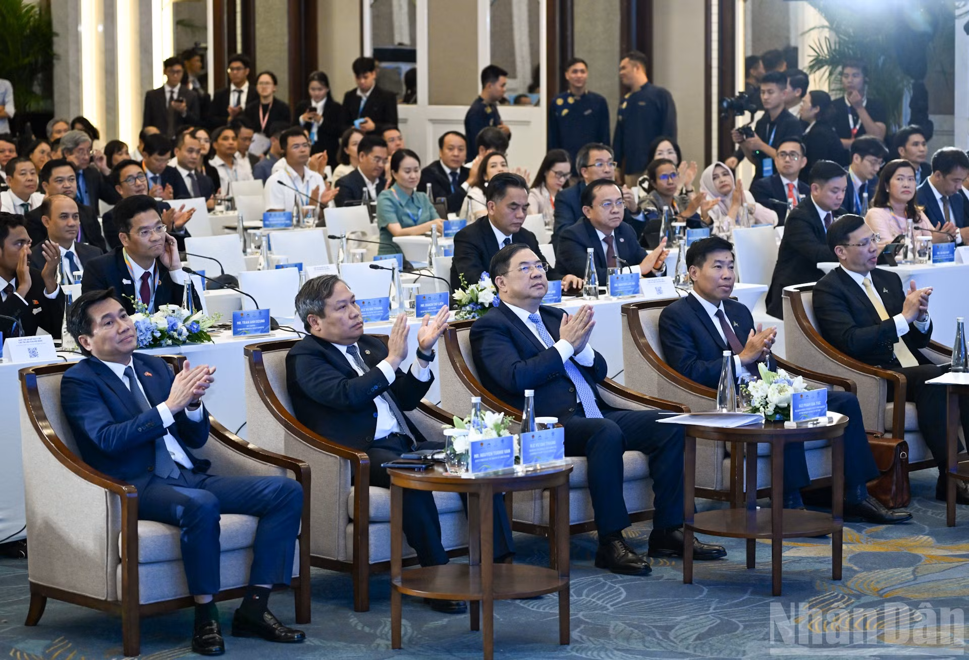 ndo_br_pho-thu-tuong-thuong-truc-pham-gia-tuc-va-cac-dai-bieu.jpg
