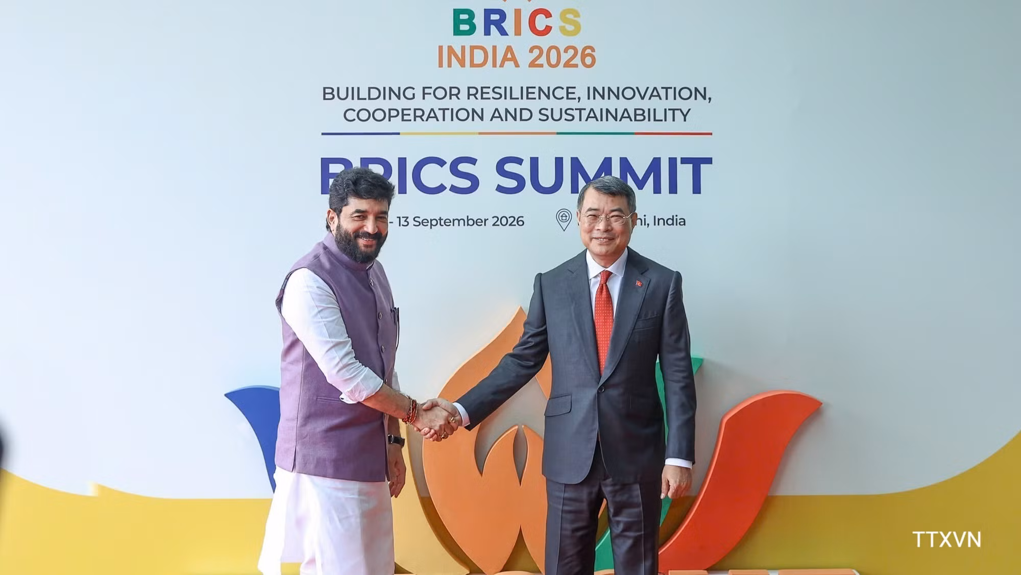 Quan chức cấp cao Ấn Độ đón Thủ tướng Lê Minh Hưng tại sân bay quốc tế Indira Gandhi, thủ đô New Delhi, ngày 12/9/2026. (Ảnh: TTXVN)