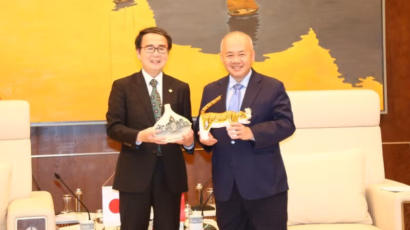 Chủ tịch Ủy ban nhân dân thành phố Hải Phòng Đỗ Thành Trung (bên trái) và Thống đốc tỉnh Kagawa Ikeda Toyohito. (Ảnh: ĐỖ HIỀN)