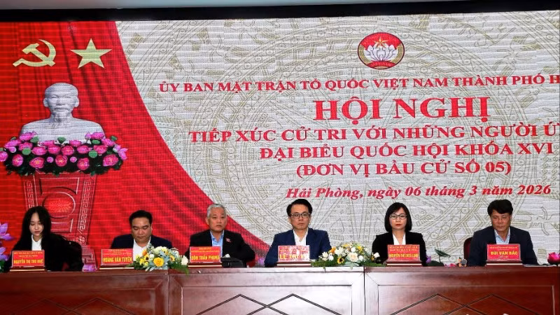 Người ứng cử đại biểu Quốc hội khóa XVI tiếp xúc cử tri, vận động bầu cử tại đơn vị bầu cử số 5, thành phố Hải Phòng.