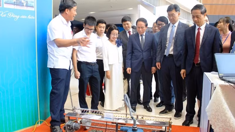 Lãnh đạo thành phố Hải Phòng tham quan gian hàng tại Techfest Hải Phòng 2025. (Ảnh minh họa: XUÂN TRƯỜNG)