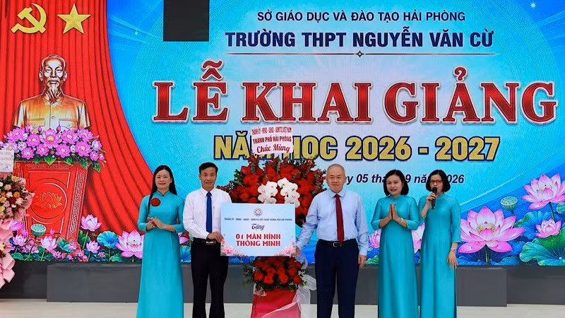 Đồng chí Chủ tịch Ủy ban nhân dân thành phố Hải Phòng Đỗ Thành Trung dự Lễ khai giảng và trao tặng màn hình thông minh cho Trường trung học phổ thông Nguyễn Văn Cừ (Hải Phòng). (Ảnh: NGUYỄN MƠ)