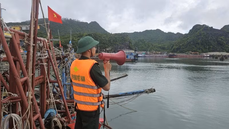Bộ đội Biên phòng Hải Phòng tuyên truyền phòng chống bão số 1. (Ảnh: Cổng thông tin điện tử Hải Phòng).