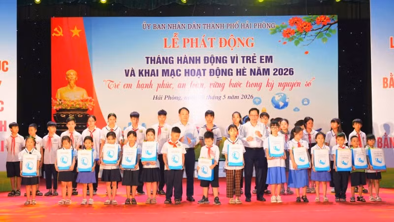Trao tặng học bổng cho các em học sinh vượt khó vươn lên tại chương trình.