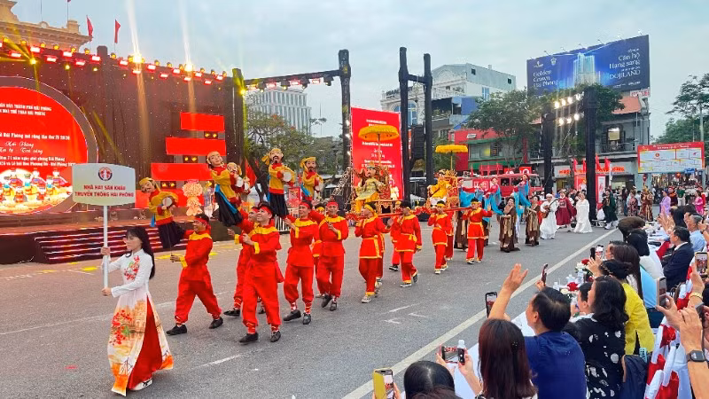 Liên hoan có sự góp mặt của 10 nhà hát, đơn vị nghệ thuật chuyên nghiệp và các phường rối nước tiêu biểu của Hải Phòng và Hà Nội, Thành phố Hồ Chí Minh.