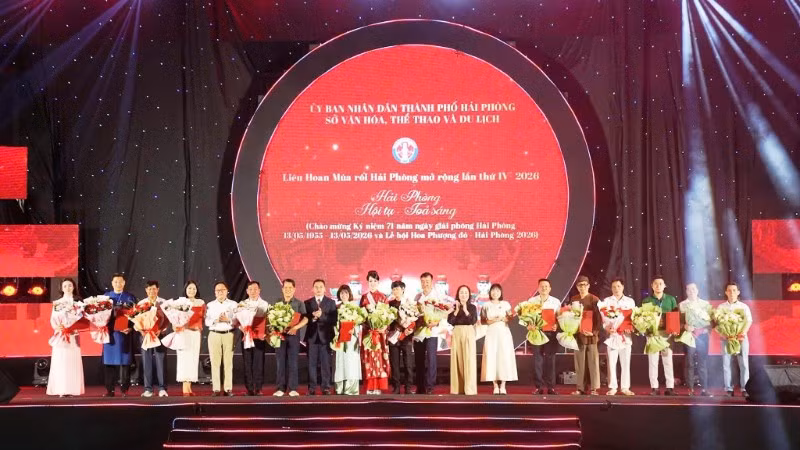Lãnh đạo Sở Văn hóa, Thể thao và Du lịch Hải Phòng chúc mừng các đoàn tham gia liên hoan.