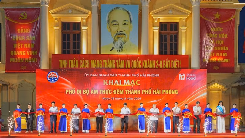 Các đại biểu thực hiện nghi thức khai mạc Phố đi bộ, ẩm thực và các hoạt động phát triển kinh tế ban đêm tại khu vực dải vườn hoa trung tâm và Nhà hát thành phố. (Ảnh: ĐÀM THANH)