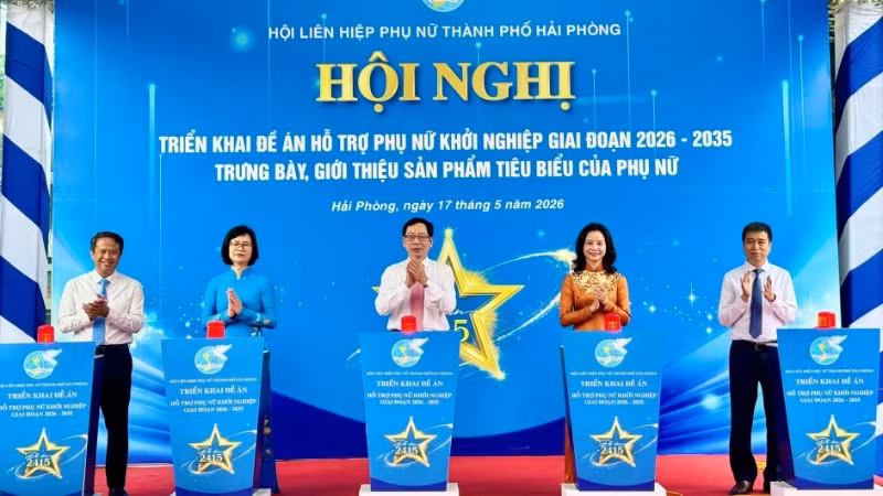 Các đại biểu thực hiện nghi thức triển khai Đề án “Hỗ trợ phụ nữ khởi nghiệp giai đoạn 2026-2035”.