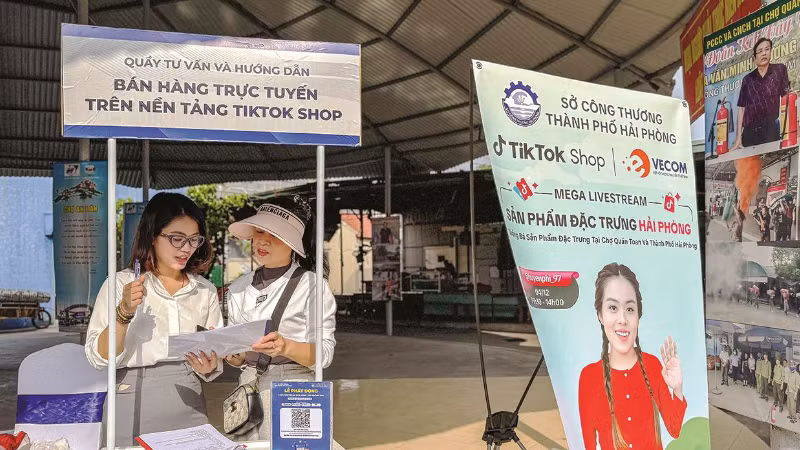 Sở Công thương Hải Phòng khuyến khích doanh nghiệp, người dân tham gia sàn giao dịch thương mại điện tử và thanh toán không dùng tiền mặt. (Ảnh minh họa: Lê Hiệp)