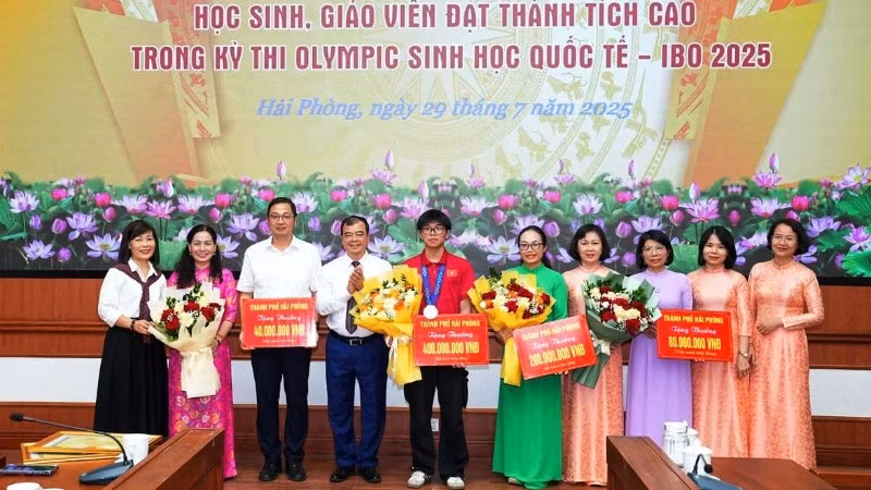 Lãnh đạo Ủy ban nhân dân thành phố Hải Phòng khen thưởng các tập thể, cá nhân Trường trung học phổ thông chuyên Trần Phú (Hải Phòng).