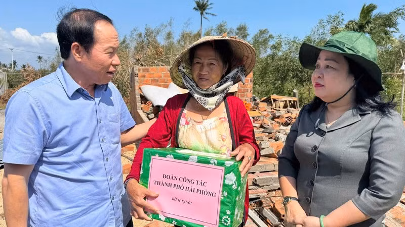 Đồng chí Lê Tiến Châu, Ủy viên Trung ương Đảng, Bí thư Thành ủy, Trưởng Đoàn đại biểu Quốc hội thành phố Hải Phòng thăm, trao quà hỗ trợ động viên người dân tỉnh Đắk Lắk bị thiệt hại do bão số 13. (Ảnh chụp ngày 14/11)