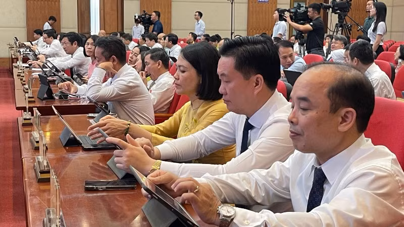Các đại biểu Hội đồng nhân dân thành phố Hải Phòng biểu quyết thông qua các Nghị quyết tại kỳ họp. (Ảnh: XUÂN TRƯỜNG)