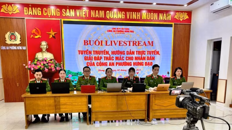 Công an phường Hưng Đạo (Hải Phòng) tổ chức buổi livestream hướng dẫn thủ tục hành chính, phổ biến kiến thức pháp luật và giải đáp trực tuyến mọi vướng mắc của người dân. (Ảnh: Công an Hải Phòng)