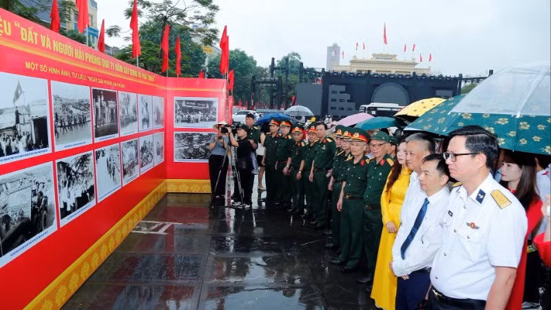 Các đại biểu tham quan triển lãm.
