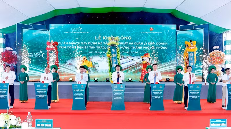 Các đại biểu thực hiện nghi thức khởi công Dự án đầu tư xây dựng hạ tầng kỹ thuật và quản lý kinh doanh Cụm công nghiệp Tân Trào.