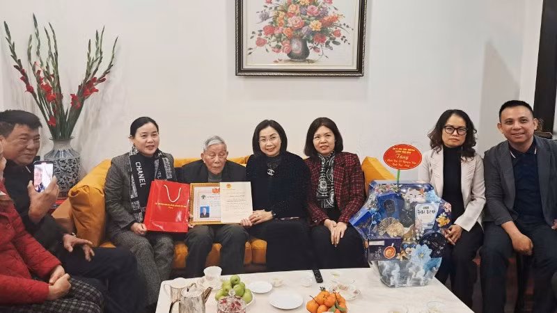 Lãnh đạo phường Hồng Bàng (Hải Phòng) thăm chúc thọ cụ ông 100 tuổi trên địa bàn.