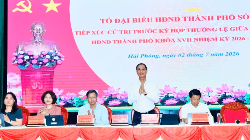 Các đại biểu Hội đồng nhân dân thành phố Hải Phòng thuộc Tổ đại biểu số 6 tiếp xúc cử tri.
