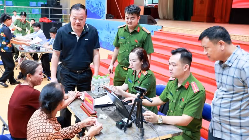Chính quyền đặc khu Cát Hải phối hợp với lực lượng Công an tổ chức thu nhận mẫu sinh phẩm ADN cho thân nhân liệt sĩ chưa xác định danh tính trên địa bàn. (Ảnh: XUÂN THỦY)