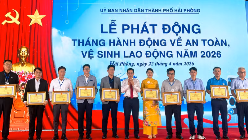 Các tập thể, cá nhân có thành tích xuất sắc trong công tác an toàn, vệ sinh lao động năm 2025 nhận bằng khen tại Lễ phát động.