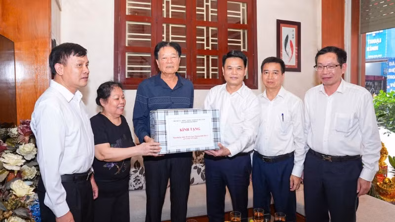Đồng chí Lê Ngọc Châu, Chủ tịch Ủy ban nhân dân thành phố Hải Phòng thăm, tặng quà thương binh hạng 1/4 Vũ Văn Bình ở phường Lê Chân (Hải Phòng). 