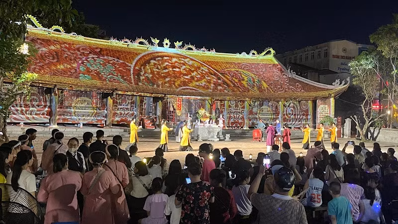 Du khách tham gia Tour du lịch đêm đầu tiên của thành phố Hải Phòng “Dấu thiêng Hàng Kênh”. (Ảnh: XUÂN TRƯỜNG)