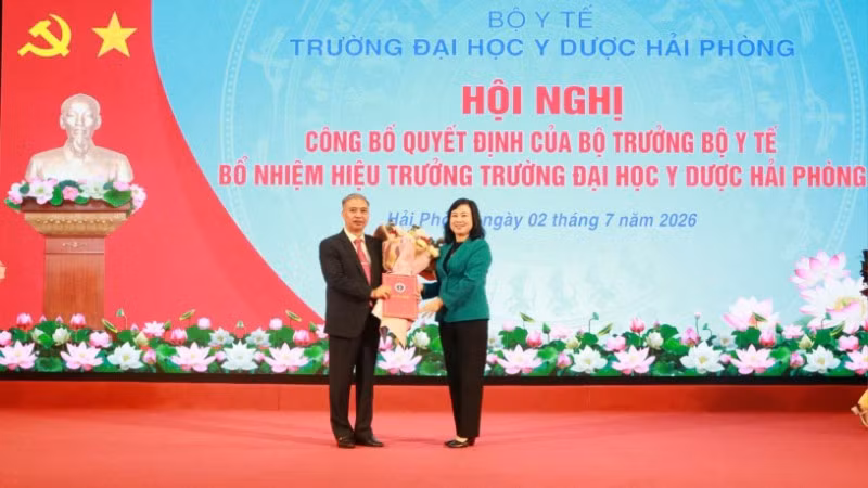 Đồng chí Đào Hồng Lan, Ủy viên Trung ương Đảng, Bộ trưởng Y tế trao Quyết định và chúc mừng Phó Giáo sư, Tiến sĩ, Bác sĩ Nguyễn Văn Khải.