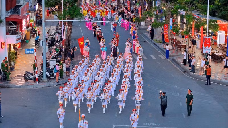 Đoàn diễu hành đi qua các tuyến phố quanh dải vườn hoa trung tâm thành phố Hải Phòng.