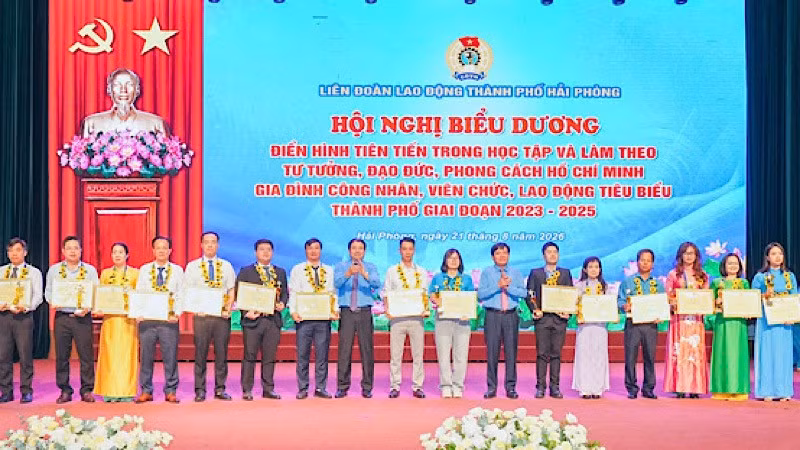 Lãnh đạo Liên đoàn Lao động thành phố Hải Phòng trao bằng khen cho các gương điển hình. (Ảnh: ĐÀM THANH)