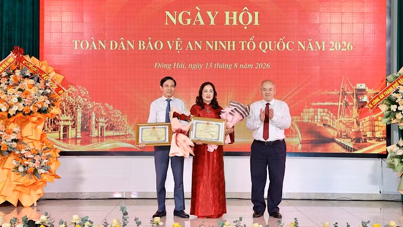 Chủ tịch Ủy ban nhân dân thành phố Hải Phòng Đỗ Thành Trung trao Bằng khen cho các tập thể, cá nhân có thành tích xuất sắc trong phong trào “Toàn dân bảo vệ an ninh Tổ quốc”. (Ảnh: VIỆT CƯỜNG)