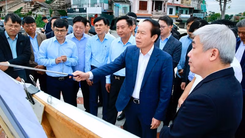 Đồng chí Bí thư Thành ủy Hải Phòng Lê Tiến Châu kiểm tra tiến độ thực hiện các dự án: Phát triển thành phố Hải Phòng thích ứng với biến đổi khí hậu và các dự án chỉnh trang đô thị khu vực trung tâm thành phố. 