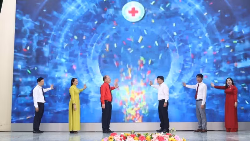 Các đại biểu thực hiện nghi thức phát động Tháng Nhân đạo năm 2026.