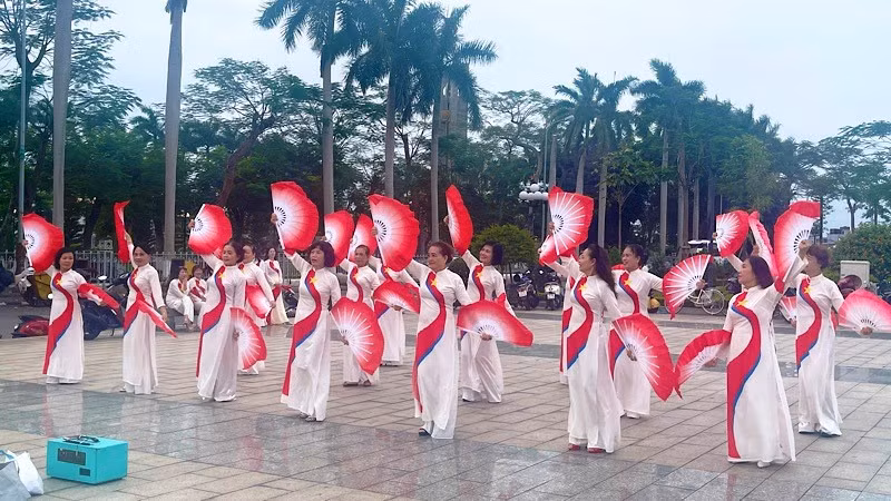 Phụ nữ phường Gia Viên (Hải Phòng) tích cực tập luyện, chuẩn bị tham gia Lễ hội Hoa phượng đỏ - Hải Phòng 2026. 
