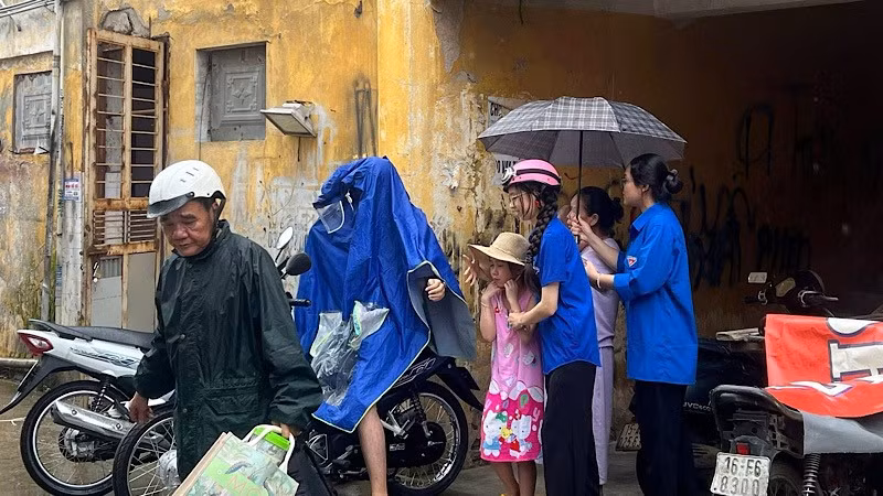 Đoàn viên thanh niên Hải Phòng hỗ trợ di chuyển người dân đến nơi an toàn tránh bão số 3.