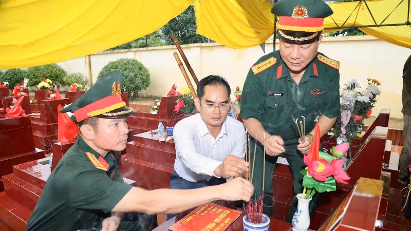 Các đại biểu thắp hương tri ân các Anh hùng liệt sĩ tại Nghĩa trang liệt sĩ Quảng Thanh, phường Lê Ích Mộc. (Ảnh: VIỆT CƯỜNG)