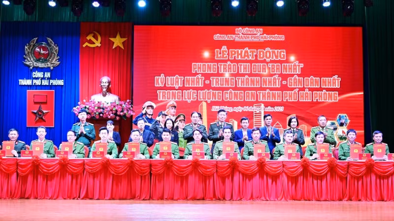 Đại diện các đơn vị Công an thuộc Công an thành phố Hải Phòng ký giao ước thi đua "Ba nhất". (Ảnh: Công an Hải Phòng)