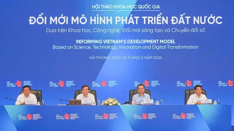 Các đồng chí chủ trì hội thảo.