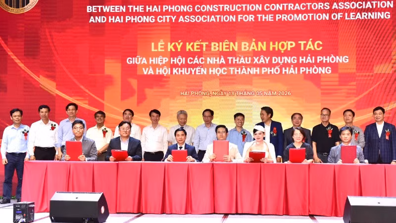 Hiệp hội các nhà thầu xây dựng Hải Phòng và Hội Khuyến học thành phố Hải Phòng ký kết biên bản hợp tác.