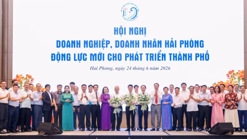 Các đại biểu dự hội nghị chụp ảnh lưu niệm.