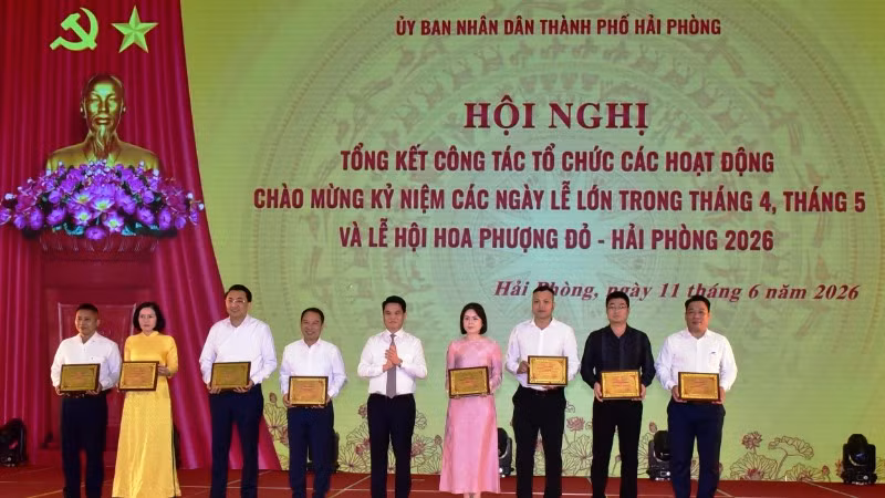 Đồng chí Bí thư Thành ủy Hải Phòng Lê Ngọc Châu trao Danh vị nhà tài trợ kim cương cho các đơn vị đóng góp nguồn lực tổ chức các hoạt động chào mừng kỷ niệm các ngày lễ lớn trong tháng 4, tháng 5 và Lễ hội Hoa Phượng Đỏ-Hải Phòng 2026.