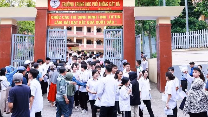 Thí sinh dự kỳ thi tốt nghiệp trung học phổ thông tại một điểm thi ở đặc khu Cát Hải (Hải Phòng). (Ảnh: XUÂN THỦY)